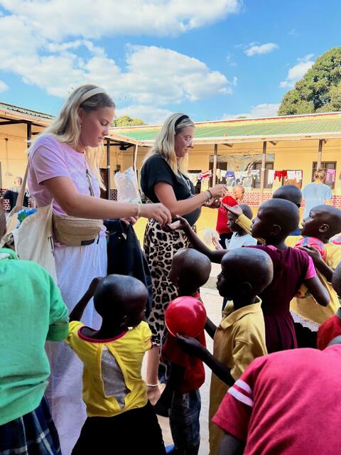 Sie trafen Kinder, die ohne Eltern aufwuchsen, sahen Armut, die für sie unvorstellbar war, und mussten Bilder verarbeiten, die sich einbrannten.