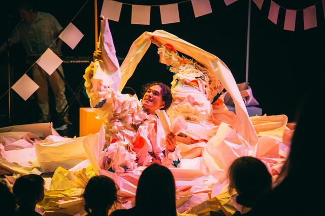 Im großen Finale von "Club Origami" gibt es ein großes Papier-Kuddelmuddel auf der Bühne. Im Toihaus Theater waren die Kinder mittendrin und zelebrierten das Zerreißen von Papier und den Spaß, den man damit haben kann. Im Bild: Takeshi Matsumoto, einer der Künstler. | Foto: Summer Dean