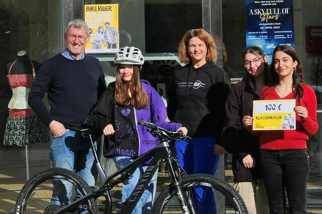 Die HLM HLW Krems gewinnt bei der Early Bird Verlosung 100 € Radlgeld für die aktivste Klasse der Schule. Am Foto v.l.n.r.: Mag. Roland Mittermair (Schulleiter), Viktoria Kreuzinger (Schülerin, 3hlm), Mag. Irene Minarz (Sportlehrerin), Andrea Köstler (Schülerin, 3hlm), Rahela Balan (Schülerin, 3hlm) | Foto: Sandra Fischer