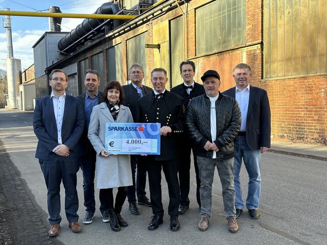 Ein Scheck mit der Spendensumme wurde symbolisch von Peter Url, Obmann der Werkskapelle Böhler Bleche Mürzzuschlag-Hönigsberg, an Sozialreferentin Ursula Haghofer übergeben. | Foto: Koidl