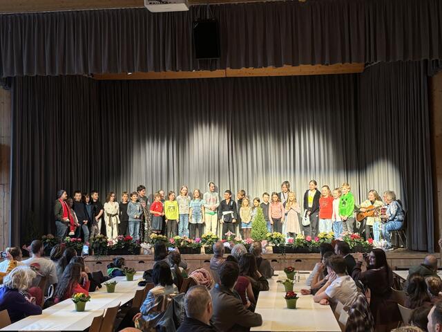 Die Schülerinnen und Schüler der Volksschule Ampass präsentierten Leni voller Stolz ihren selbst komponierten Weltmeistersong.