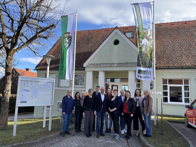 Das alte Gemeindehaus in Frauenberg wird gut genutzt. Als Zeichen dafür wurden neue Fahnen gehisst. | Foto: Gemeinde