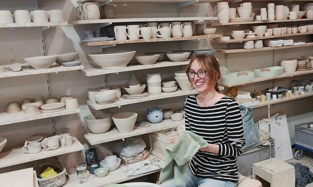 Töpferei Kathrein, Mitarbeiterin Lilly Fankhauser bei der Töpfereiarbeit | Foto: Dr. Heinz Wieser