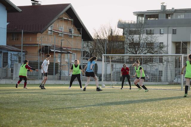 Die Spielerinnen von "One Ball for all" beim Training. Interessierte, die gerne mitkicken wollen, können sich jederzeit bei "One Ball for all" melden. Jede ist willkommen. Gründerin Renate Pitterka steht im Tor. | Foto: One Ball for all / Jasmin Walter