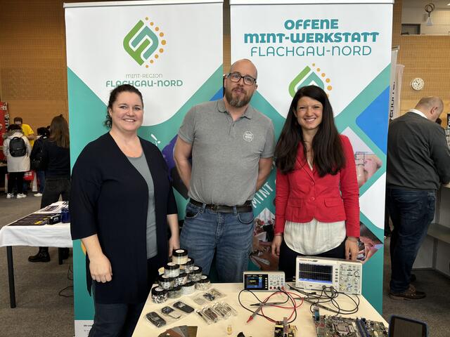 Von links: Barbara Thalhammer, Christian Dackau (GF „Nature Awakes") und Cathrine Maislinger beim Stand der offenen MINT-Werkstatt Flachgau Nord. | Foto: Emanuel Hasenauer