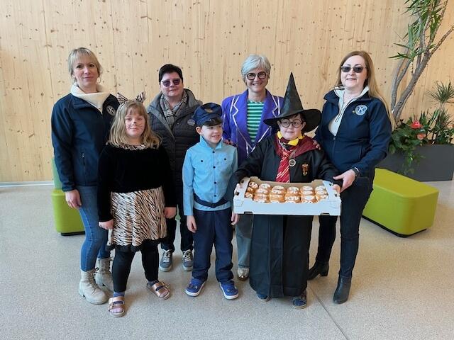 Die Kiwanis-Damen Hollabrunn-Freyja bei der Übergabe der Krapfen – süße Freude für den guten Zweck. | Foto: Kiwanis