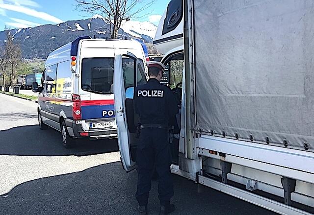 Bei einer Kontrolle auf der S16 bei St. Anton am Arlberg entdeckte die Polizei am Dienstag einen gemieteten Klein-LKW mit massiver Überladung und schweren Fahrzeugmängeln.  | Foto: Polizei (Symbolbild)