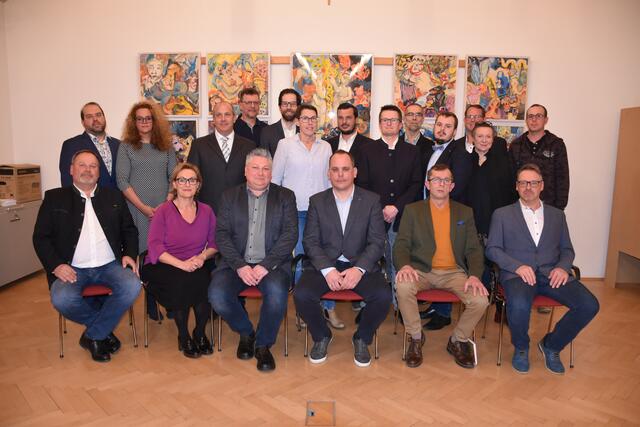 Der neue Gemeinderat von Grabern mit Bürgermeister der Bürgerliste Team Grabern Hubert Hofstetter und SPÖ-Vizebürgermeister Christoph Schwarz an der Spitze.
