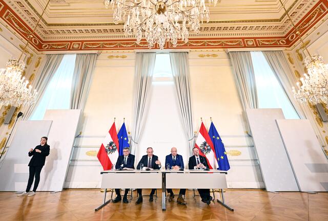 (v.l.n.r.) Staatssekretär Jörg Leichtfried (SPÖ), Innenminister Gerhard Karner (ÖVP), Bundeskanzler Christian Stocker (ÖVP) und Staatssekretär Josef Schellhorn (NEOS) am Mittwoch, 12. März 2025. | Foto: HANS KLAUS TECHT / APA / picturedesk.com