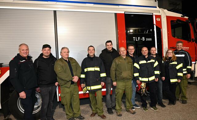 Große Freude bei den Kameraden über das neue Fahrzeug. | Foto: Josef Reingruber