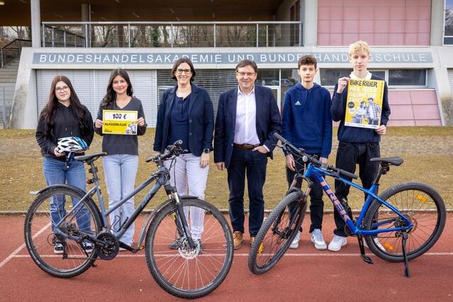 Die HAK/HAS Mistelbach gewinnt bei der Early Bird Verlosung 100 € Radlgeld für die aktivste Klasse der Schule. Laura S., Lia W., Schulleiter-Stellvertreterin Mag. Astrid Tröstl, Schulleiter Mag. Christian Rindhauser, Alexander G., Jan S. | Foto: Noah Parth