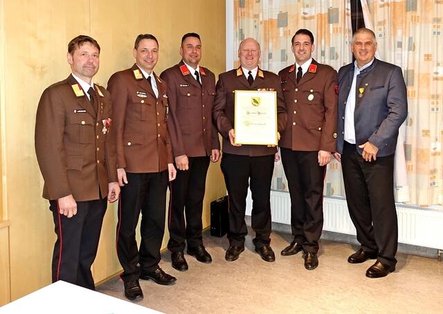 Die Jahreshauptversammlung wurde dazu genutzt, verdiente Mitglieder auszuzeichnen. | Foto: Anneliese Hechenberger