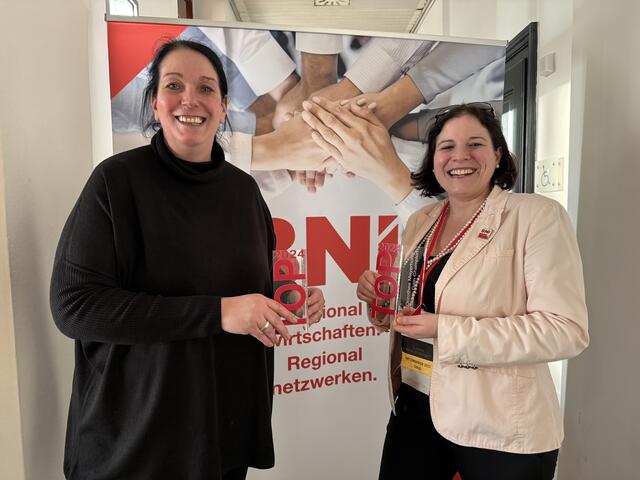 Beate Schauer und Dorothea Mayerhofer wurden ausgezeichnet.  | Foto: Roland Hamm