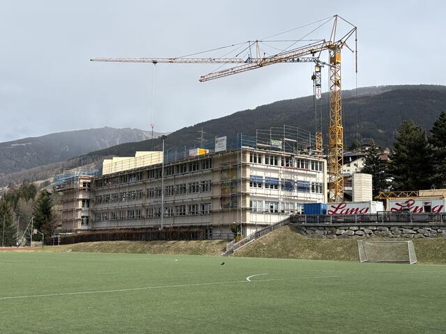 In der MS Matrei drücken derzeit rund 260 Kinder aus Matrei, Navis und Ellbögen die Schulbank. In Zukunft werden es mehr sein, deshalb werden am Gebäude neue Kapazitäten geschaffen. | Foto: Kainz