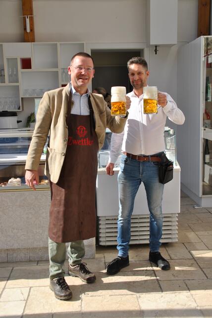 Wolfgang Praskac und Marco Landa bei der offiziellen Übergabe vom Prascafe | Foto: Zemanek