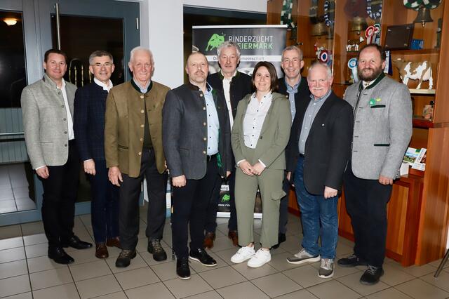 Obmann Bernhard Schirnhofer und Geschäftsführer Reinhard Pfleger im Kreis der Ehrengäste, an der Spitze LAbg. Franz Fartek. | Foto: Alfred Mayer