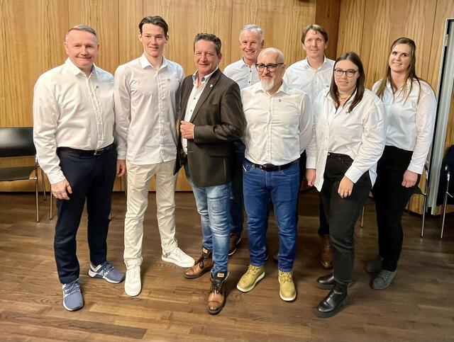 Francesco Cirolini mit dem Vorstand des FC Eurotours Kitzbühel. | Foto: FCKitz