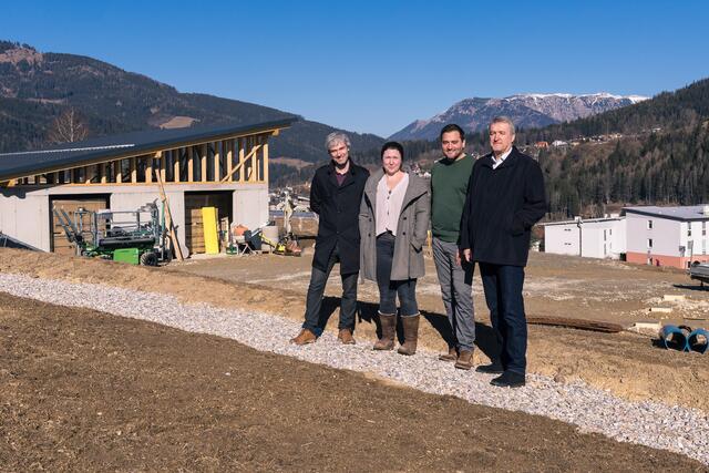 Lokalaugenschein am künftigen "Kreislaufhof Mürzzuschlag": Stefan Pachmajer, Desiree und Martin Schechtner, Bgm. Karl Rudischer. | Foto: Königshofer