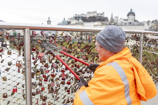 Rund 1.500 kg Liebesschlösser werden jährlich entfernt.
Die Maßnahme dient nicht – wie oft vermutet – der Stabilität der Brücke selbst, sondern schützt das Brüstungsnetz vor Überlastung. | Foto: wildbild / Herbert Rohrer