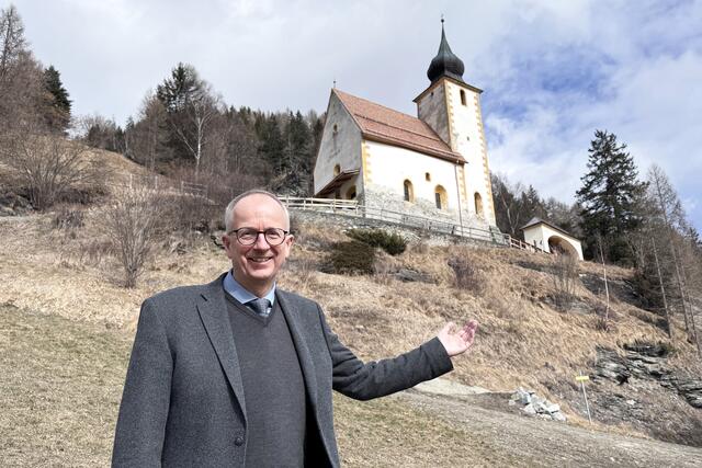 Bürgermeister Manfred Sampl vor der Ägidikirche in St. Michael im Lungau, 27. Februar 2025. | Foto: Land Salzburg/Melanie Hutter 