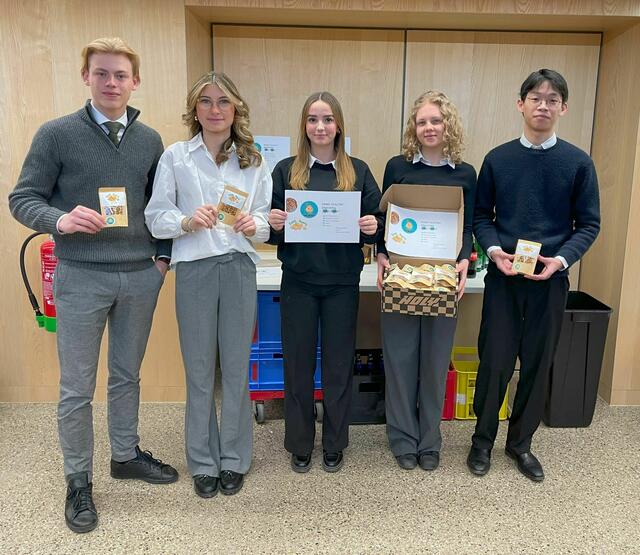 Die Schüler:innen Max Tischler, Sahra Zand, Nicolina Vitztum, Laura Wechdorn und Qixian Liu (v.l.n.r.) haben im Rahmen ihrer „Junior Company“ den Kichererbsen-Snack „Easy Peasy“ entwickelt. | Foto: Rotes Kreuz Salzburg
