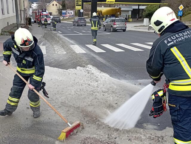 Auf 100 Meter hat ein Mischwagen in Pinkafeld Beton verloren. Eine Stunde lang dauerte der Reinigungs-Einsatz der Stadtfeuerwehr. | Foto: STF Pinkafeld