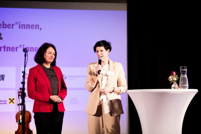Elke Herler, Direktorin der BHAK/BHAS Deutschlandsberg, (l.) und Astrid Kniendl, Geschäftsführerin des Vereins "akzente", beim Event in Deutschlandsberg. | Foto: Die Abbilderei