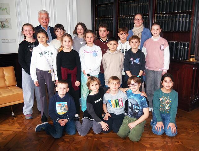 Die 3a der Volksschule Altort mit Lehrerin Claudia
Chmelar und Bürgermeister Johann Zeiner. | Foto: Marktgemeinde Maria Enzersdorf
