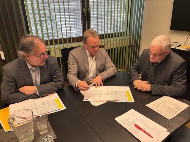 Wolfgang Klösch, Oliver Karrer und Bernhard Preiner studieren die Listen der Parteien, die sich im Bezirk der Wahl am 23. März stellen. | Foto: Hackl