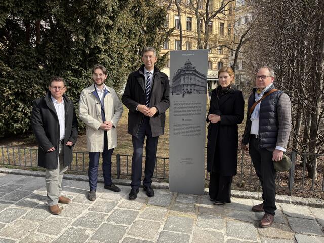 v. l.: die Bezirksräte Markus Platt (FPÖ) und Vito Hopferwieser (ÖVP), Bezirkschef Markus Figl (ÖVP), stellvertretende Bezirksvorsteherin Lucia Grabetz (SPÖ) und Bezirksrat Lukas Bawart (Neos) waren bei der Enthüllung dabei.  | Foto: Fabian Franz/MeinBezirk