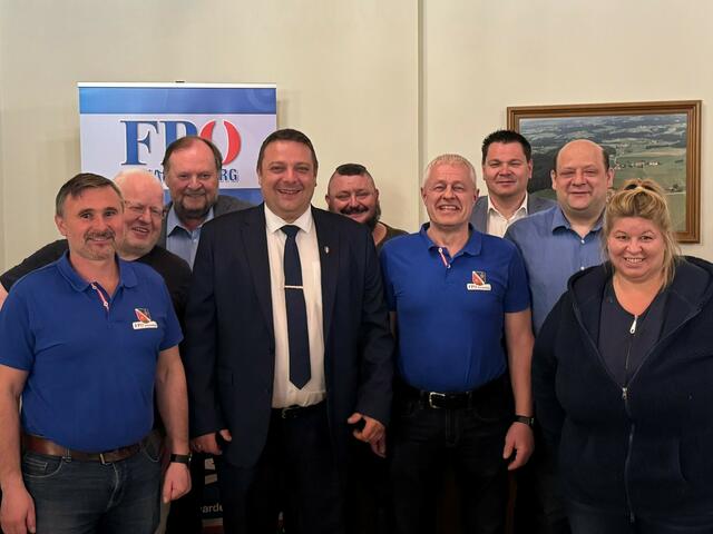 V. l.: Franz Scharnböck, Stephan Engertsberger, Josef Bauer, Ortsparteiobmann Dominik Schauer, Thomas Gabor, Markus Kasbauer, Christian Bangerl, Günter Pichler und Andrea Leitner. | Foto: FPÖ Schardenberg