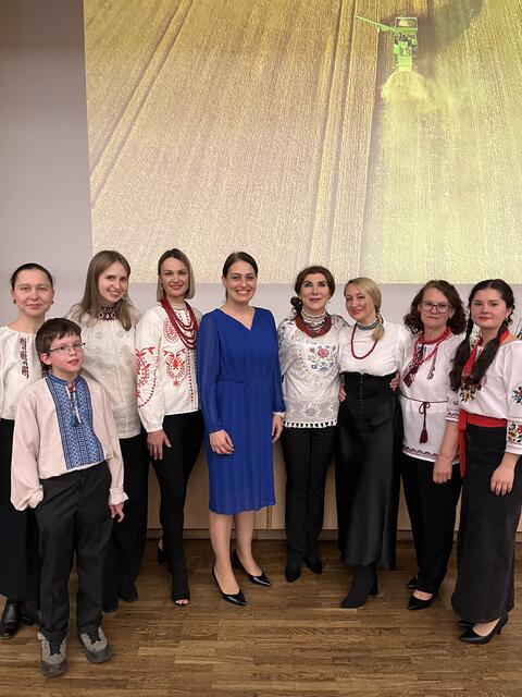 Vizebürgermeisterin Tina Blöchl (Mitte), TUKA-Vereinsobfrau Inna Savchenko (4. v. re) sowie Mitglieder des Vereins TUKA.

 | Foto: Stadt Linz