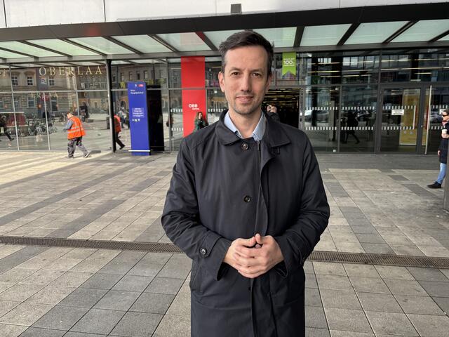 Hakan Gördü am Hauptbahnhof. Hier könnte man ein Museum zum Gedenken errichten. | Foto: Karl Pufler/MeinBezirk