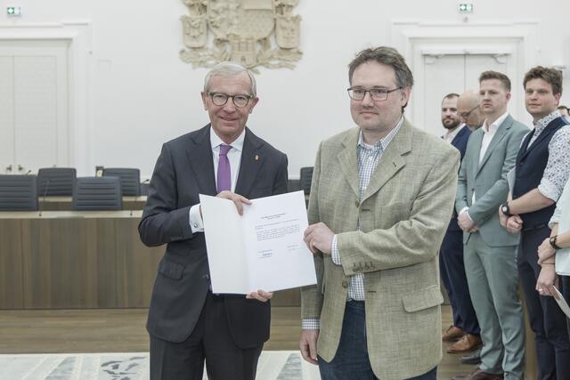 Im Bild: Landeshauptmann Wilfried Haslauer und Bernhard Humer aus Seekirchen am Walleresee | Foto: Land Salzburg/Neumayr/Christian Leopold