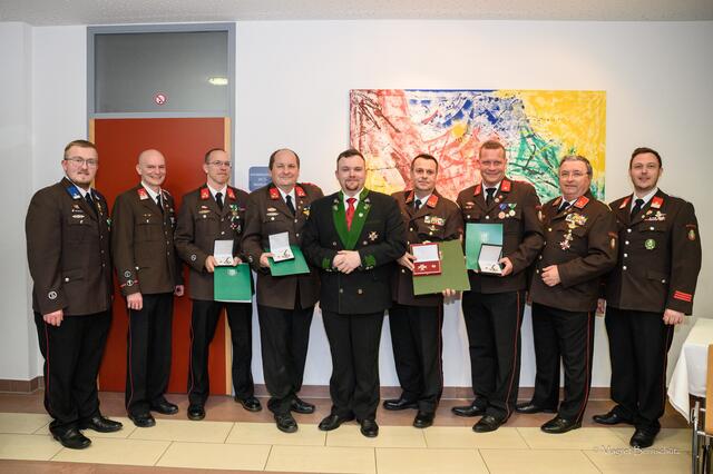 Bgm. Peter Domweber (Mitte) gratulierte den ausgezeichneten Kameraden der Feuerwehr, an der Spitze OBI Ewald Rammel. | Foto: Magret Bernschütz