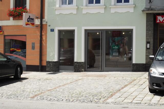 Damals-Foto: Auf dem Plakat in der Auslage wurde die baldige Eröffnung des Palmers-Geschäfts angekündigt. | Foto: B. Hofmann