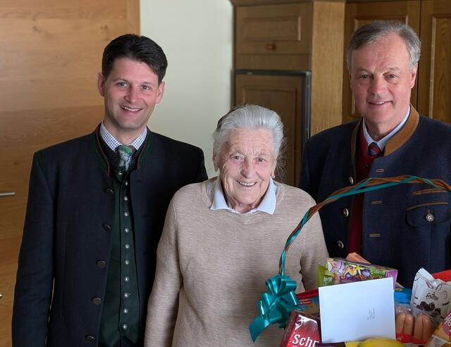 Bgm. Thomas Kößler, Jubilarin Aurelia Gfrerer, Obmann Seniorenbund Alfred Pfeifenberger | Foto: Gemeinde Zederhaus