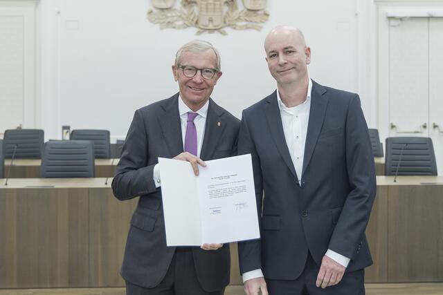 Im Bild: Landeshauptmann Wilfried Haslauer und Andre Marc Schinköthe aus Oberndorf. | Foto: Land Salzburg/Neumayr/Christian Leopold