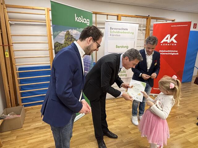 Clemens Mitteregger, Daniel Fellner und Andreas Pregl übergeben die verdienten Taschengeld-Führerscheine MINI an die Kindergartenkinder. | Foto: MeinBezirk