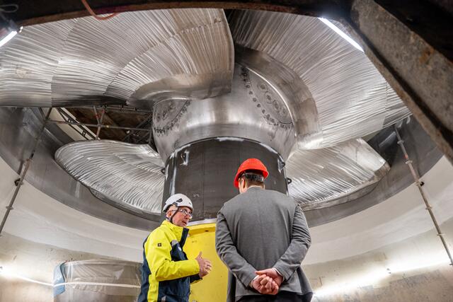 Der Chef der Verbund-Wasserkraftwerke an der oberösterreichischen Donau, Christian Freiler (li), führte das MeinBezirk OÖ-Team durch das Kraftwerk Wallsee-Mitterkirchen, das gerade revitalisiert wird. Am Bild oben: ein 95 Tonnen schweres Laufrad. | Foto: MeinBezirk OÖ/Siegl