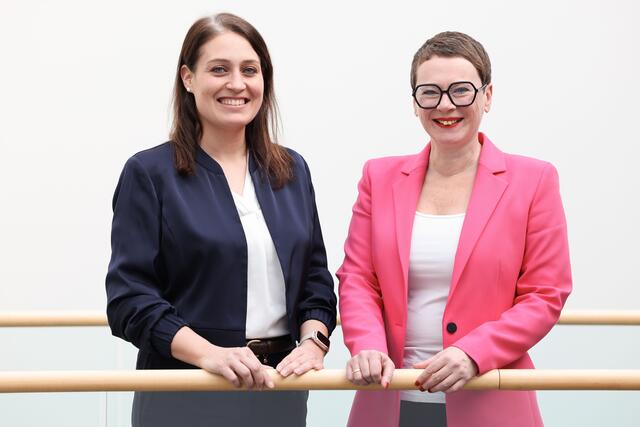 Vizebürgermeisterin Tina Blöchl (SPÖ) und Stadträtin Eva Schobesberger (Grüne) unterstützen das Integrationsprojekt "Mama_stark" mit insgesamt 15.000 Euro. | Foto: Stadt Linz