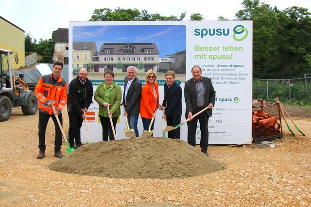 Gemeinsamer Spatenstich im Mai 2024 für das neue Home of spusu: Bauleiter Bernhard Riedlmayer, Bauaufsicht Mario Marksteiner, Renate Wagner (Nah &amp; Frisch Wagner), spusu Eigentümer Franz und Andrea Pichler, Bürgermeister Manfred Meixner und Gemeinderat Werner Baltram. | Foto: Martina Rieseder
