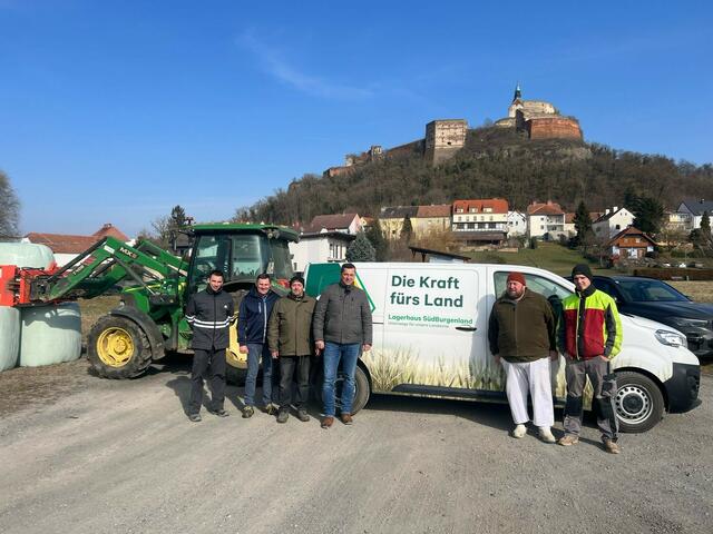 Michael Marth, Johann Weber, Bernhard Hamedl, Franz Fabian, Bernhard Kroboth und Georg Kopcsandy ernteten und organisierten die Ballen-Spende. | Foto: ÖVP