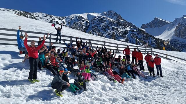 Begeisterte SchülerInnen der MS Seefeld mit dem Team rund um die Skiwoche. 