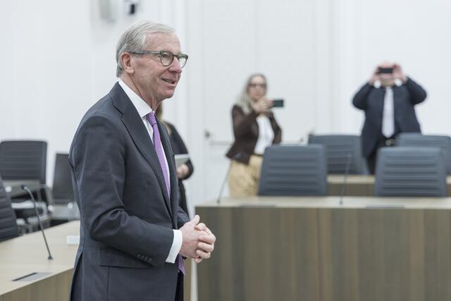 Landeshauptmann Wilfried Haslauer hat die elf neuen Experten für das Bauwesen angelobt und ihnen ihre Dekrete überreicht. | Foto: Land Salzburg/Neumayr/Christian Leopold