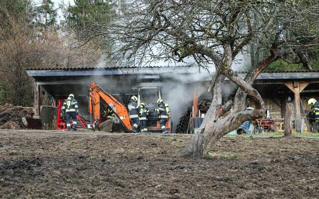 Der Bagger brannte in einer Hütte. | Foto: FF/Zeiler