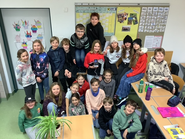 Schülerin Elena (Mi.) wird gebührend gefeiert. | Foto: Plattform MeineRaumluft