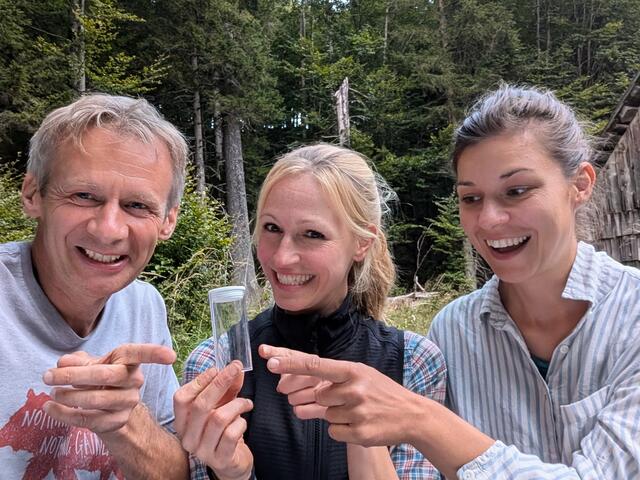 "Do schau her!" Dem Forscherteam, bestehend aus Christian Komposch, Antonia Körner und Julia Lamprecht, gelangen im Nationalpark Gesäuse einige sensationelle Funde. | Foto: Chri Komposch
