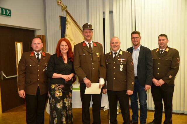 50 Jahr-Jubiläum für HFM Günter Mairhofer (vl.): KDTStv. OBI Mario Schrott , LRin MMag. DR. Cornelia Hagele, HFM Günter Mairhofer, BV Senat Huter, BGM Christian Härting, KDT AK Mattias Hagele. | Foto: FF Telfs