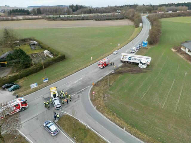 Durch die Kollision kam der Lastkraftwagen von der Fahrbahn ab und stürzte eine Böschung hinunter. | Foto: TEAM FOTOKERSCHI / CHRISTIAN DOMS